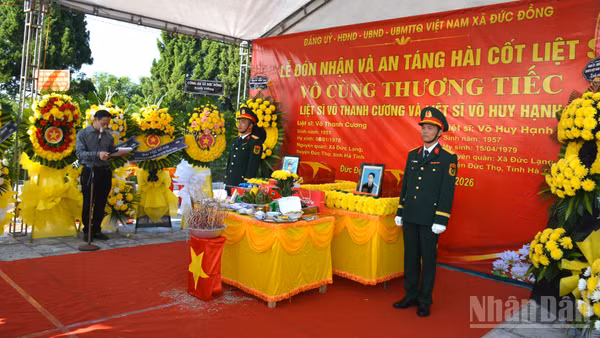 Lễ truy điệu và an táng hài cốt hai liệt sĩ được tổ chức trang trọng, chu đáo. (Ảnh: Ngô Tuấn)