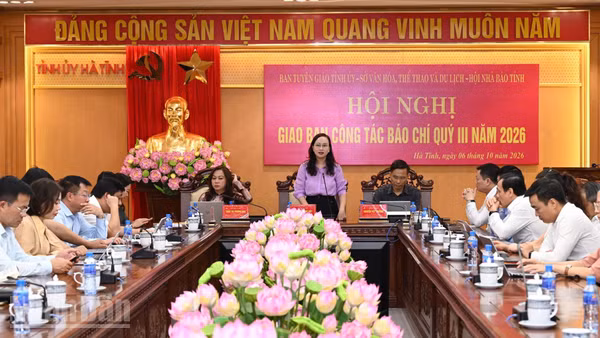 Đại diện lãnh đạo Ban Tuyên giáo Tỉnh ủy Hà Tĩnh thông tin, giải đáp một số nội dung liên quan tại Hội nghị giao ban. (Ảnh: Ngô Tuấn)