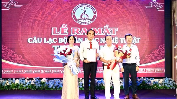 Lãnh đạo Liên hiệp Hội văn học nghệ thuật Hà Tĩnh tặng hoa chúc mừng Câu lạc bộ Văn học nghệ thuật Thanh Hiên. (Ảnh: Câu lạc bộ Văn học nghệ thuật Thanh Hiên)