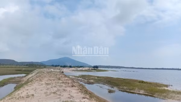 Khu vực moong mỏ của dự án mỏ sắt Thạch Khê bị bỏ hoang nhiều năm qua.