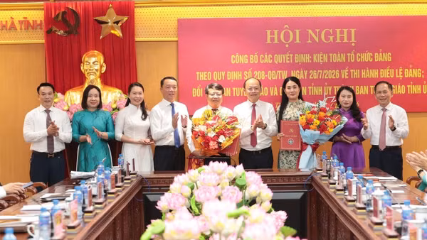 Các đồng chí Thường trực Tỉnh ủy Hà Tĩnh tặng hoa chúc mừng Đảng bộ Hội đồng nhân dân tỉnh Hà Tĩnh. (Ảnh: Văn Đức)