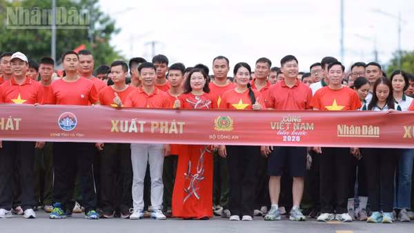 Các đồng chí đại diện lãnh đạo tỉnh Hà Tĩnh cùng đông đảo người dân trên địa bàn tham gia chương trình "Cùng Việt Nam tiến bước". (Ảnh: NT) 
