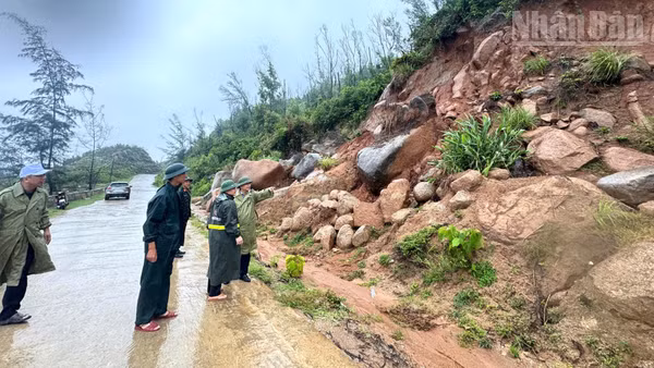 Lãnh đạo xã Cẩm Trung (Hà Tĩnh) kiểm tra các vị trí xung yếu có nguy cơ gây sạt lở trên địa bàn. (Ảnh: Ngô Tuấn)
