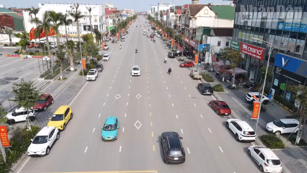 Các tầng lớp nhân dân tham gia hoạt động đi bộ tại điểm cầu cấp tỉnh sẽ đi bộ với cự ly khoảng 1km, từ Quảng trường Thành Sen đến Trung tâm Văn hóa, Điện ảnh và Xúc tiến du lịch tỉnh, sau đó quay trở lại Quảng trường Thành Sen. (Ảnh: NGÔ TUẤN)