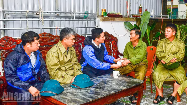 Đại diện cấp ủy, chính quyền xã Đan Hải đến thăm hỏi, động viên các gia đình có người gặp nạn. (Ảnh: NT)