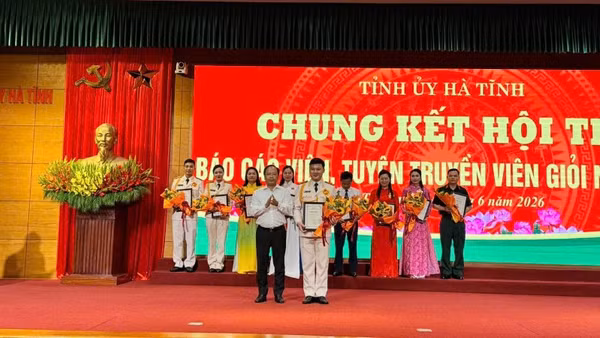 Đồng chí Nguyễn Duy Lâm, Bí thư Tỉnh ủy Hà Tĩnh, trao giải Nhất cho thí sinh Thái Hữu Tới. 