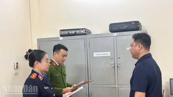 Cơ quan chức năng tống đạt các quyết định đối với Nguyễn Viết Linh.
