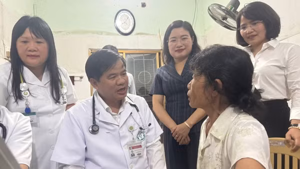 Các đồng chí đại diện lãnh đạo tỉnh Hà Tĩnh, Bệnh viện Bạch Mai và BIDV thăm hỏi, tư vấn sức khoẻ cho người dân.