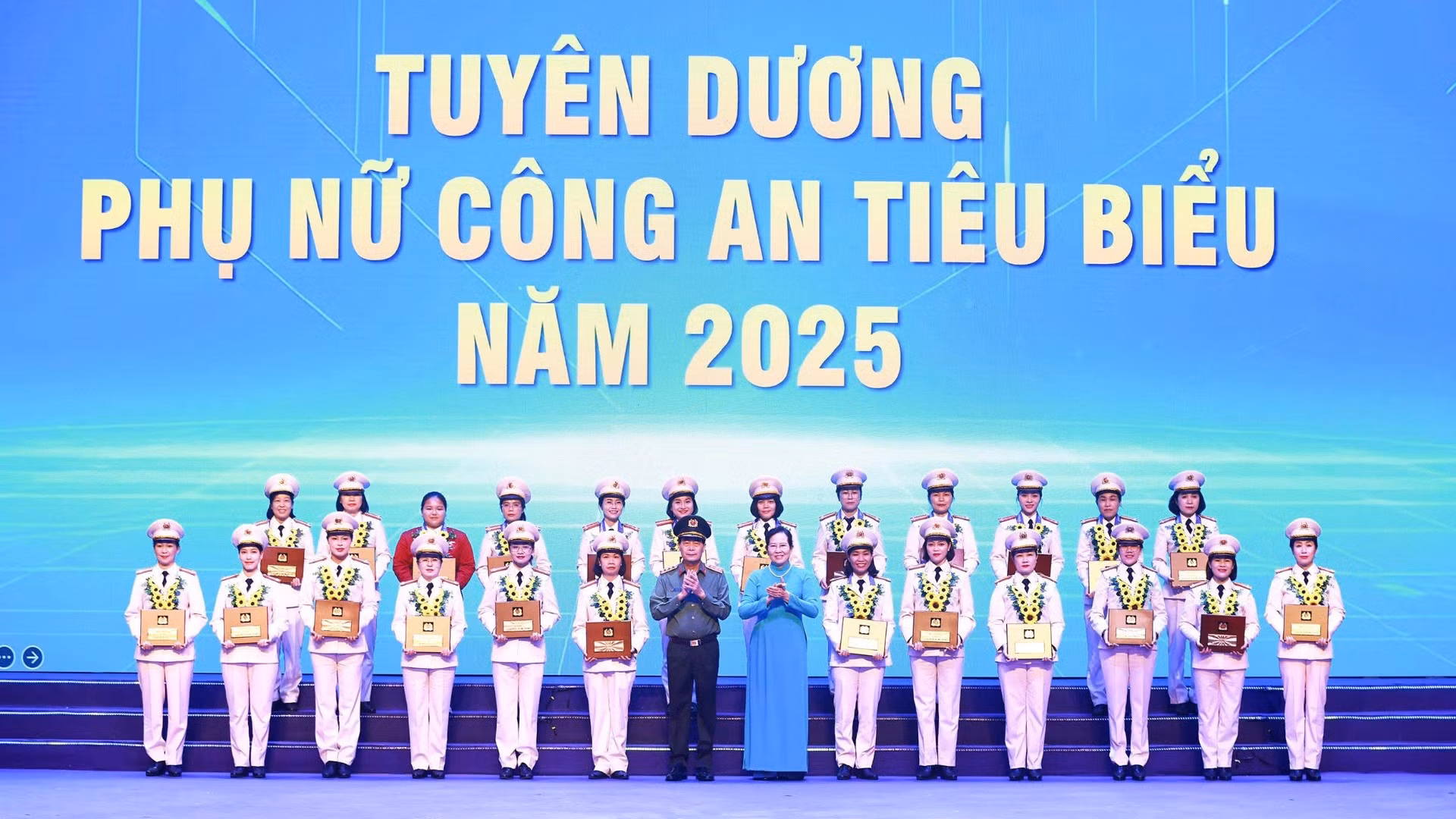Thượng tướng Lê Quốc Hùng và Chủ tịch Hội Liên hiệp phụ nữ Việt Nam Lê Thị Thủy trao giải thưởng Phụ nữ Công an tiêu biểu năm 2025. (Ảnh: KHỔNG HÀ)