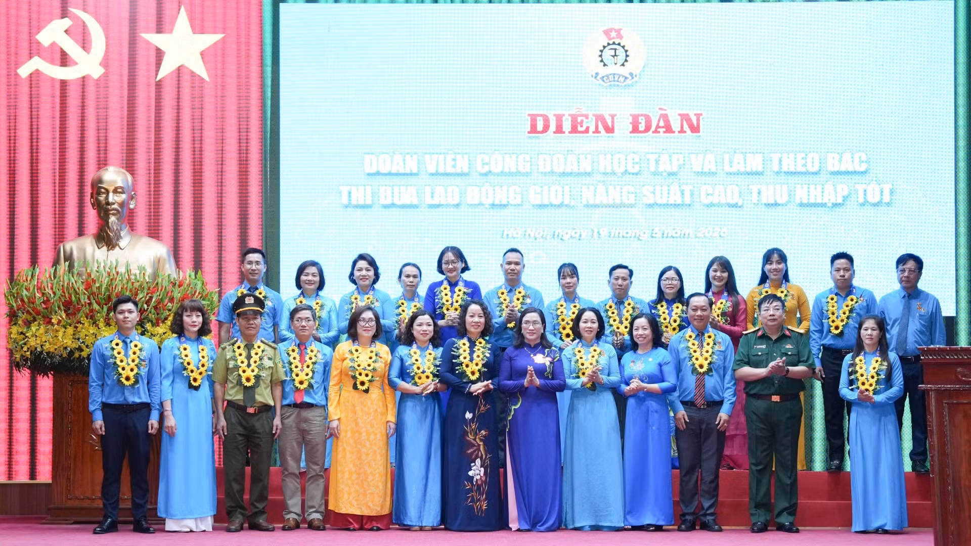 Diễn đàn "Đoàn viên công đoàn học tập và làm theo Bác, thi đua lao động giỏi, năng suất cao, thu nhập tốt tổ chức đúng Ngày sinh nhật Bác Hồ.