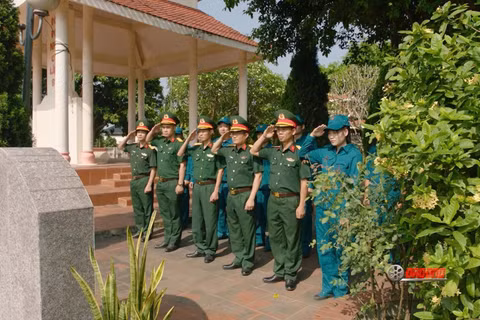 Tri ân các văn nghệ sĩ - chiến sĩ đã hy sinh vì Tổ quốc. (Ảnh: Điện ảnh Quân đội nhân dân)
