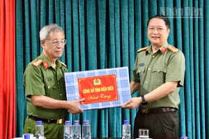 Đại tá Lù Minh Phương, Phó Giám đốc Công an tỉnh Điện Biên trao quà, động viên các đồng chí nguyên lãnh đạo Công an tỉnh Điện Biên hiện tham gia Hội Cựu Công an nhân dân tỉnh Điện Biên. (Ảnh: LÊ LAN)