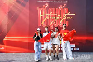 Những khán giả đầu tiên "xông đất" Chương trình nghệ thuật chính luận Tổ quốc trong tim.