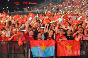 Đông đảo khán giả có mặt tại Khu đô thị Vạn Phúc cùng hòa nhịp với các cung bậc cảm xúc của "Tổ quốc trong tim" 2026.