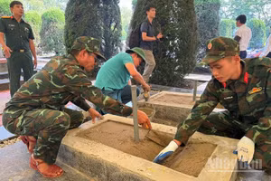 Cán bộ, chiến sĩ Bộ Chỉ huy quân sự tỉnh Điện Biên tỉ mẩn hoàn nguyên các phần mộ tại Nghĩa trang Liệt sĩ Độc Lập sau khi hoàn thành khai quật, lấy mẫu. (Ảnh: LÊ LAN)