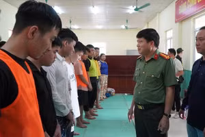 Đại tá Vũ Văn Đấu, Giám đốc Công an tỉnh Điện Biên xét hỏi các đối tượng phạm tội trong chuyên án. Ảnh: THÀNH TRUNG