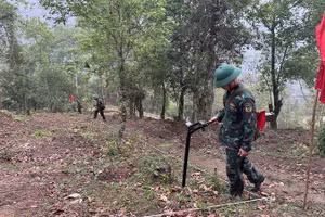 Cán bộ, chiến sĩ Đại đội công binh Bộ Chỉ huy quân sự tỉnh Điện Biên cần mẫn rà phá vật nổ tại xã Bản Máy, tỉnh Tuyên Quang. (Ảnh: ĐỨC HẠNH)