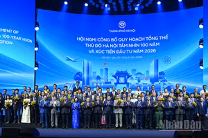 Chủ tịch Quốc hội Trần Thanh Mẫn cùng các đồng chí lãnh đạo Đảng, Nhà nước, thành phố Hà Nội với các doanh nghiệp, nhà đầu tư, đối tác tiêu biểu trong nước và quốc tế.
