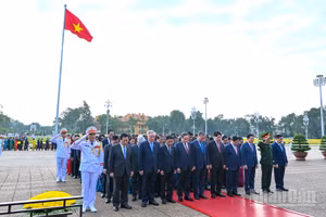 Tổng Bí thư Tô Lâm, Chủ tịch nước Lương Cường, Thủ tướng Phạm Minh Chính, Chủ tịch Quốc hội Trần Thanh Mẫn cùng các đồng chí lãnh đạo Đảng, Nhà nước, đại biểu Quốc hội thành kính tưởng nhớ Chủ tịch Hồ Chí Minh.