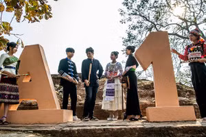 Học sinh con em đồng bào các dân tộc thiểu số Điện Biên cùng ôn chuyện lịch sử trên Đồi A1 hôm nay. (Ảnh: LÊ LAN)
