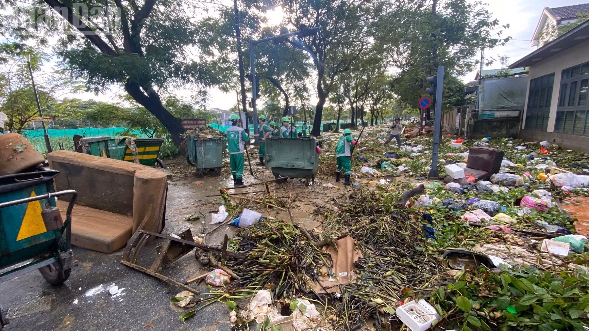 Đợt mưa lớn kéo dài trong ba ngày từ 27-30/10 đã làm thành phố Huế ngập lụt diện rộng. Khi nước rút đã để lại một lượng rác khổng lồ. 
