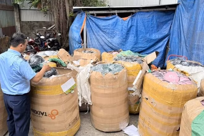 Hàng nghìn mũ bảo hiểm "dỏm" tại một nhà kho tại phường Bình Tân, Thành phố Hồ Chí Minh