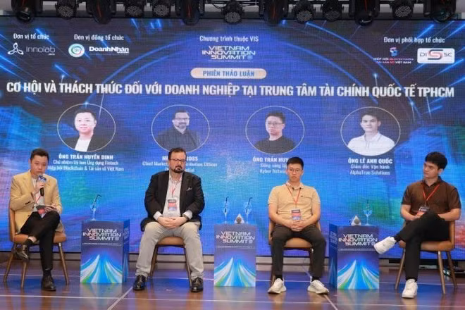 Các chuyên gia tham gia thảo luận “Cơ hội và thách thức cho doanh nghiệp tại Trung tâm tài chính quốc tế Thành phố Hồ Chí Minh”. 