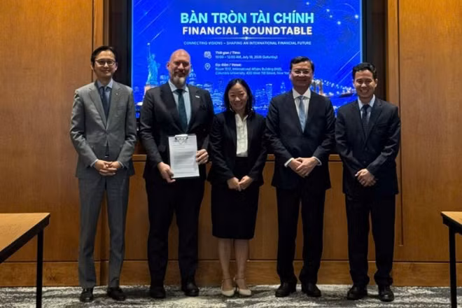 Đại diện Tập đoàn Qualcomm trao Ý định thư cho ông Richard D. McClellan - Tổng Giám đốc VIFC-HCMC.