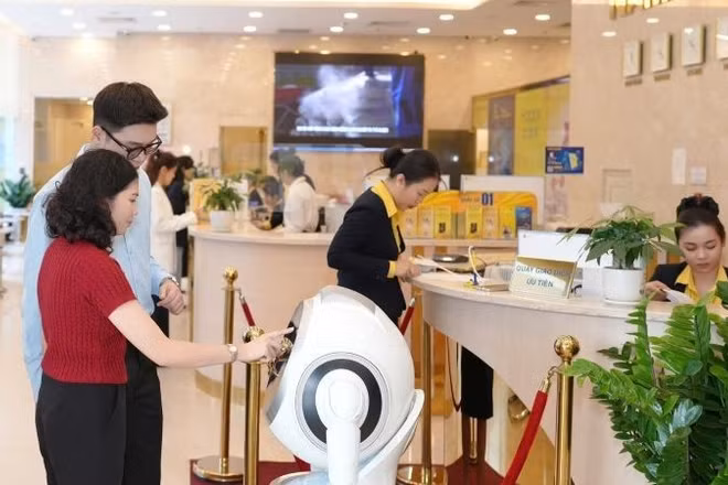 Khách hàng trải nghiệm thanh toán số tại Nam A Bank.