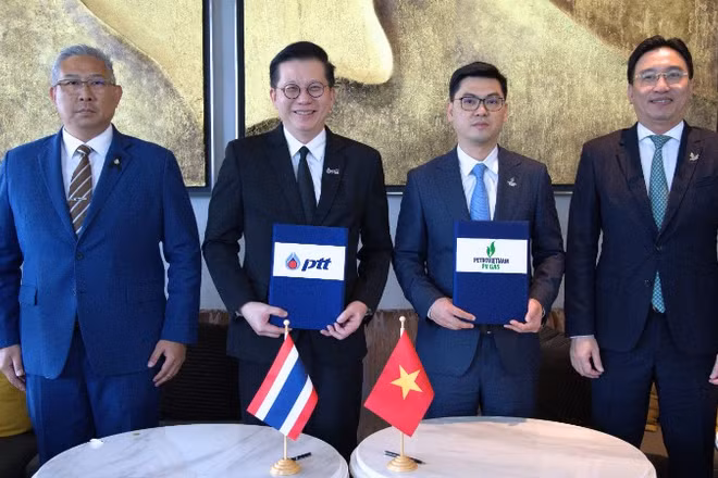 Bí thư Đảng ủy, Chủ tịch Hội đồng Quản trị PV GAS Nguyễn Thanh Bình và Phó Tổng Giám đốc PV GAS Nguyễn Phúc Tuệ chụp ảnh lưu niệm sau lễ ký kết thỏa thuận hợp tác giữa PV GAS và PTT.