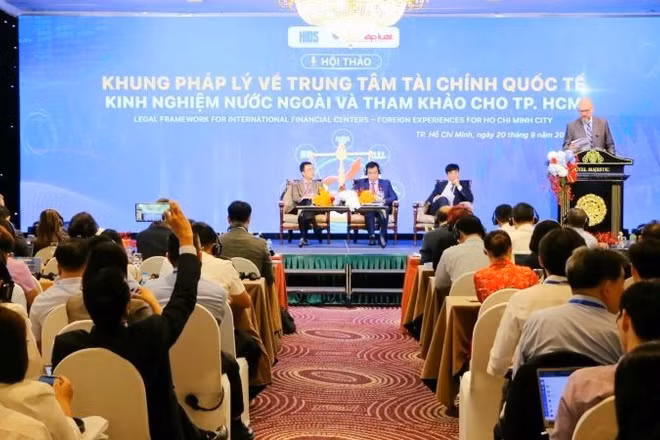 Quang cảnh hội thảo “Khung pháp lý về Trung tâm Tài chính quốc tế: Kinh nghiệm nước ngoài và tham khảo cho Thành phố Hồ Chí Minh”. (Ảnh: PLVN)