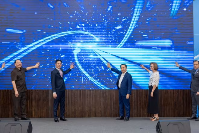 Các đại biểu thực hiện nghi thức vận hành nền tảng xúc tiến thương mại trên môi trường số TBSG Business Hub.
