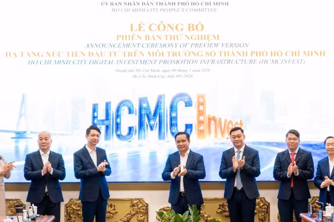 Lãnh đạo Thành phố Hồ Chí Minh, Cục Xúc tiến thương mại và các đại biểu thực hiện nghi thức công bố phiên bản thử nghiệm Hạ tầng Xúc tiến Đầu tư trên môi trường số Thành phố Hồ Chí Minh (HCMCInvest).