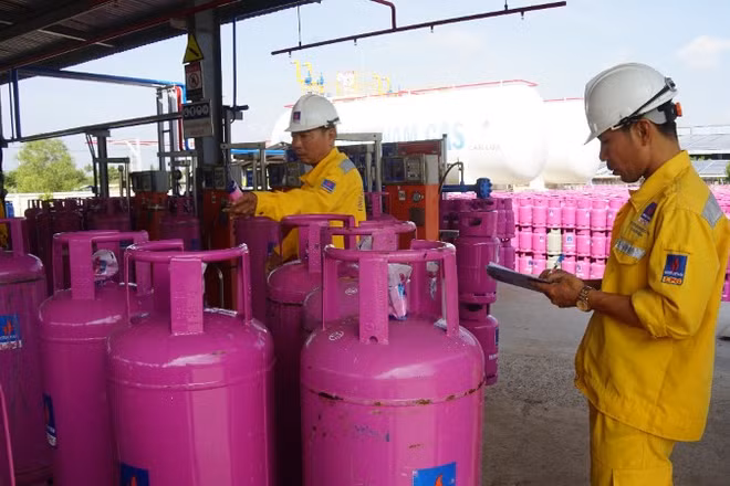 Công nhân sang chiết gas tại trạm chiết Công ty cổ phần kinh doanh LPG Việt Nam (PV GAS LPG miền nam).