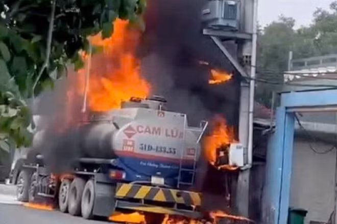 Xe bồn chở xăng bốc cháy dữ dội khi đang lưu thông trên đường Dương Cát Lợi.