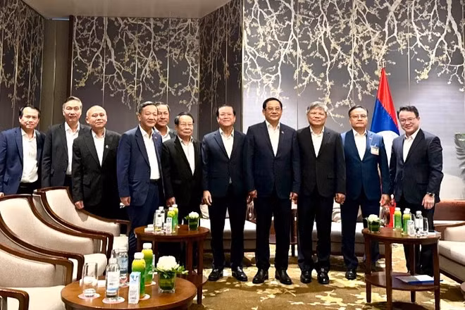 Thủ tướng Chính phủ Lào Sonexay Siphandone cùng lãnh đạo Tập đoàn VRG tại buổi gặp gỡ. 