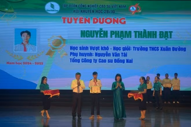 Lãnh đạo VRG tuyên dương học sinh vượt khó, học giỏi của Công ty TNHH MTV Tổng công ty Cao-su Đồng Nai.