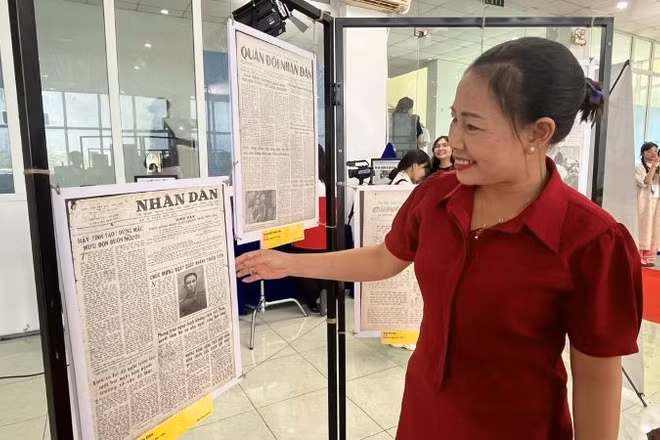 Người dân tham quan ấn bản báo in Báo Nhân Dân.