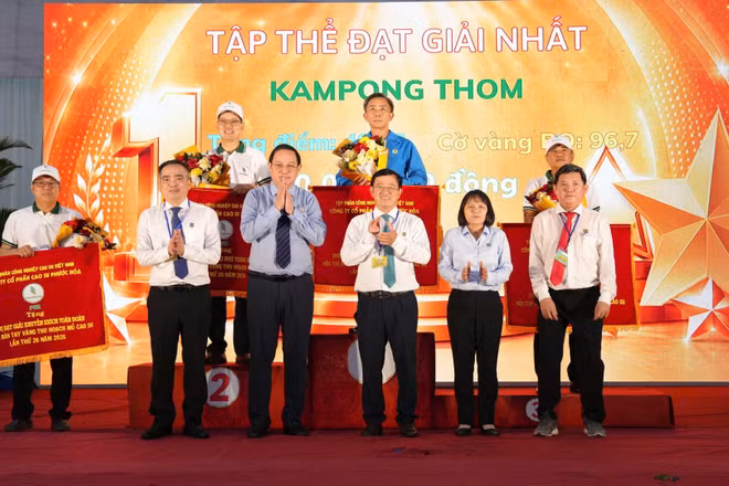 Ban tổ chức trao giải nhất đồng đội Hội thi Bàn tay vàng thu hoạch mủ cao-su Công ty cổ phần Cao-su Phước Hòa. (Ảnh: A.T)