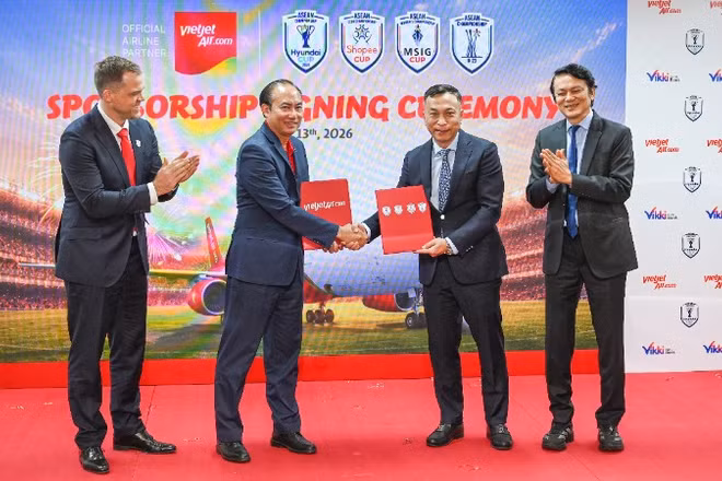 Trao bản thỏa thuận hợp tác giữa Vietjet với ASEAN United FC tại Thành phố Hồ Chí Minh.