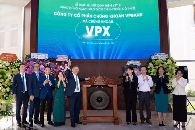 Lãnh đạo VPBankS thực hiện nghi thức đánh cồng khai trương phiên giao dịch đầu tiên của VPX trên HoSE. (Ảnh: VPBankS)