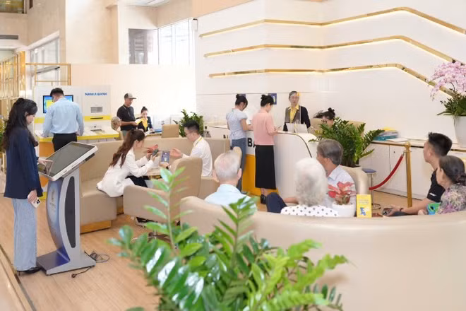 Khách hàng giao dịch tại Nam A Bank.