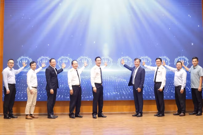 Các đại biểu thực hiện nghi thức kích hoạt Tổng đài ứng dụng trí tuệ nhân tạo và thông tin thuế qua nền tảng thanh toán số. (Ảnh: Lê Tú)