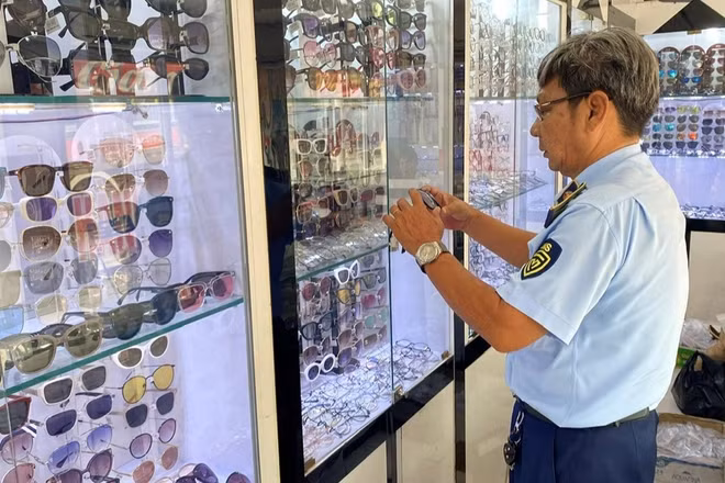 Đoàn kiểm tra Đội Quản lý thị trường số 18 thuộc Chi cục Quản lý thị trường Thành phố Hồ Chí Minh kiểm tra tại một hộ kinh doanh mắt kính.