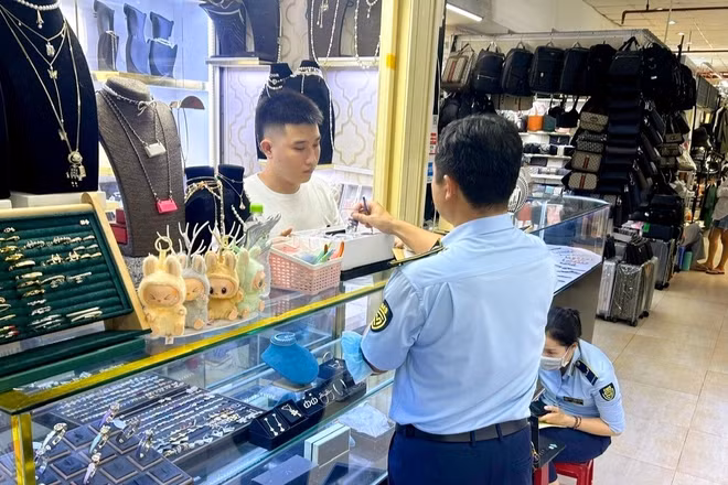 Đội Quản lý thị trường số 4 kiểm tra hàng hóa bày bán tại Trung tâm Thương mại Saigon Square.