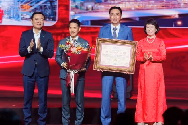 Tiến sĩ Nguyễn Hoàng Anh, Phó Chủ tịch VietKings, Tổng thư ký Liên minh Kỷ lục Thế giới (WorldKings) đại diện trao tặng bằng Kỷ lục Việt Nam đến ông Nguyễn Thanh Bình, Chủ tịch HĐQT PV GAS và ông Phạm Văn Phong, Tổng Giám đốc PV GAS. Ông Lê Ngọc Sơn, Tổng Giám đốc Petrovietnam đại diện tặng hoa chúc mừng PV GAS
