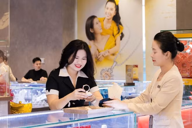 Khách giao dịch vàng tại cửa hàng Công ty cổ phần Vàng bạc đá quý Phú Nhuận (PNJ) trên địa bàn Thành phố Hồ Chí Minh. (Ảnh: THẾ ANH)