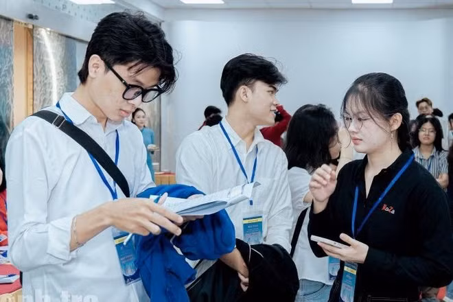 Nhiều bạn trẻ tìm hiểu thông tin về giải pháp tài chính mua căn hộ tại Thành phố Hồ Chí Minh.