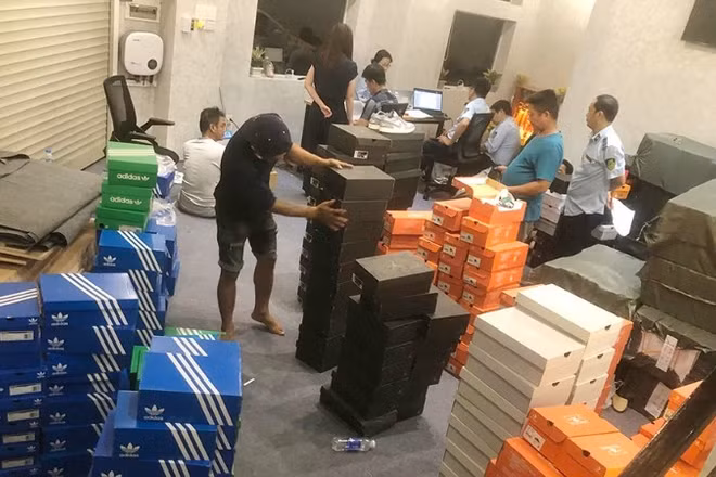 Lực lượng Quản lý thị trường Thành phố Hồ Chí Minh kiểm đếm hàng hóa thời trang giả mạo nhãn hiệu. 