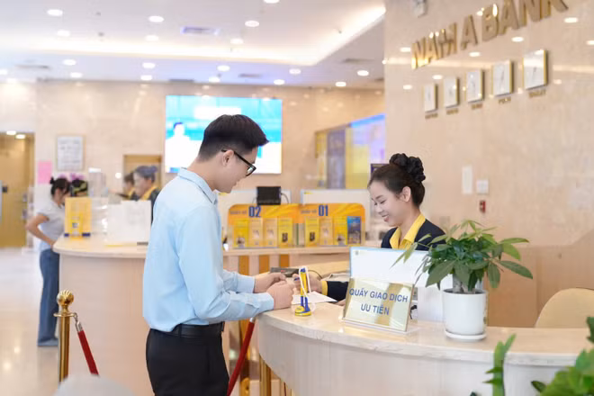 Khách hàng giao dịch tại Ngân hàng Thương mại cổ phần Nam Á (Nam A Bank). (Ảnh: CTV)